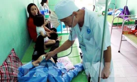 Một bệnh nhân đang được bác sỹ Bệnh viện Đa khoa Đông Hưng thăm khám nghi ngộ độc thực phẩm sau khi ăn tiết canh lợn rừng (ảnh: TTXVN)