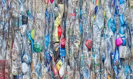 Rác thải nhựa và túi nylon có thể chuyển hóa thành nhiên liệu hữu ích. Ảnh: NanD_PhanuwatTH.