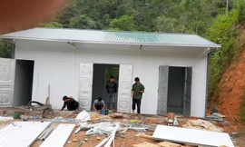 Công tác chuẩn bị cuối cùng trước khi đoàn thiện nguyện bàn giao điểm trường mới cho các em nhỏ nơi đây