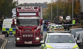 Nhân viên pháp y lái xe container rời khỏi khu công nghiệp Waterglade, thị trấn Grays, hạt Essex ngày 23/10. Ảnh: CNN