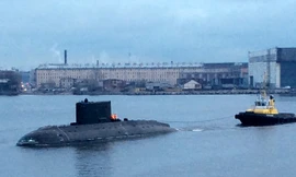 Tàu 186 – Đà Nẵng được lai dắt tới tàu Rolldock Star ở Saint Petersburg, ngày 12/12/2015 