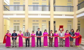 Hanwha Life Việt Nam trao tặng phòng khám khoa nhi – sản khoa cho Đắk Lắk