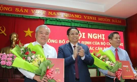 Đồng chí Phạm Minh Chính trao quyết định và tặng hoa đồng chí Nguyễn Văn Thể và đồng chí Phan Văn Sáu.
