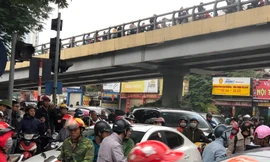 Giao thông Hà Nội tắc nghẽn sau vụ xe Mercedes cháy rụi