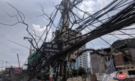 Một cây cột điện có hình thù "kỳ quái" trên đường Minh Khai.