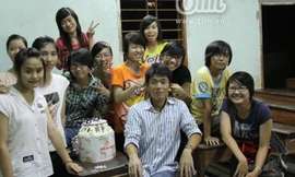 Thầy Dũng (áo kẻ) chụp cùng học sinh. 