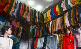 Người Sài Gòn đổ xô mua áo khoác ngày lạnh dưới 20 độ C