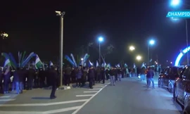 Người Uzbekistan đổ ra đường đón xe buýt hai tầng chở đội U23