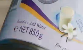 Hộp sữa Pediasure với mẫu mã mới và trọng lượng chỉ còn 850g. (Ảnh cắt từ clip VTV)