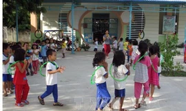 Giờ học ngoại khóa của cô, trò trường mẫu giáo Phước Nam, huyện Thuận Nam, Ninh Thuận. Ảnh: Công Thử/TTXVN