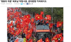 Thế giới kinh ngạc trước 'thác đỏ' người chào đón U23 Việt Nam