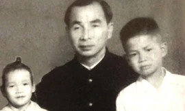 Giáo sư Đặng Vũ Hỷ và con trai Đặng Vũ Minh, con gái Đặng Kim Chi sau Hoà bình 1954 - Ảnh: Gia đình cung cấp 