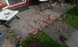 Máy bay hạ cánh làm tốc mái nhà dân