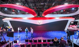 David Beckham sánh vai Tiểu Vy trải nghiệm xe VinFast tại Paris Motor