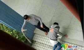 Thầy giáo dùng dây điện đánh học sinh. 