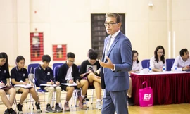 Thầy John Dohrmann từng giảng dạy tại trường Trung học Nội trú EF Academy ở New York (Mỹ), phát triển nhiều chương trình độc đáo, bao gồm điều tra và nghiên cứu về doanh nghiệp thực tế của Mỹ