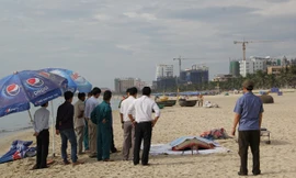Thi thể nghi là một người đàn ông được đưa vào bờ biển Mỹ Khê