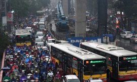 Ôtô, xe máy nhích từng mét trong ngày Hà Nội mưa rét