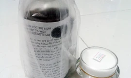 “Rượu thuốc”, “kem trong” bà Th. bán cho khách để làm đẹp, trắng da - Ảnh: Lương Ngọc