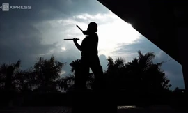 Cậu bé 7 tuổi ở Sài Gòn múa côn điêu luyện