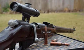 Một khẩu Mosin-Nagant PU nguyên bản cùng đạn 7,62x54 mm. Ảnh: Photobucket.
