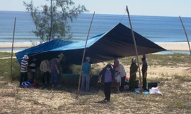 Lực lượng chức năng đang khám nghiệm thi thể 