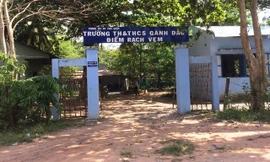 Dù cơ sở vật chất điểm phụ Rạch Vẹm (thuộc trường tiểu học và THCS Gành Dầu) còn nhiều khó khăn nhưng các thầy cô nơi đây vẫn vượt khó bám trường dạy học cho con em bà con làng chài Rạch Vẹm