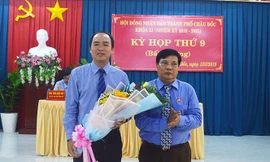 Ông Lâm Quang Thi cầm hoa - Ảnh: Nông Nghiệp