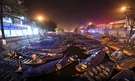 Du khách đi đò đêm vào chùa Hương