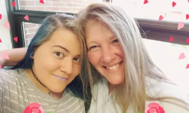 Kitty (26 tuổi) và mẹ mình là Brenda (48 tuổi) hiện là sinh viên cùng một trường đại học.