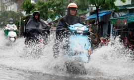 Người dân Sài Gòn bì bõm lội nước về nhà sau cơn mưa chiều
