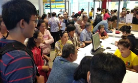 Khách hàng đổ xô đến điểm giao dịch của nhà mạng để chụp ảnh chân dung thuê bao hồi tháng 4/2018. Ảnh: Anh Tú.