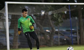 Bùi Tiến Dũng mướt mồ hôi luyện bắt penalty chờ đấu Syria