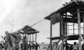 Quân tình nguyên Việt Nam dựng nhà giúp nhân dân Campuchia. Ảnh tư liệu.