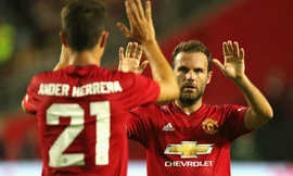 Mata mừng bàn thắng với Herrera. Ảnh: ManUtd.