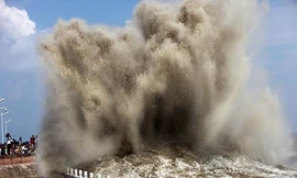 Sóng triều trên sông Tiền Đường có thể cao tới 10 m. Ảnh: Weibo.