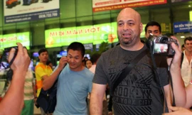 Ông Flores đi đến đâu lại "gióng trống, khua chiêng" đến đó