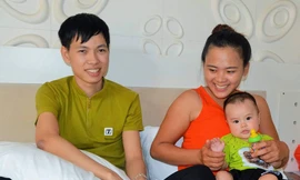 Cô dâu xinh đẹp đẩy xe lăn cho chồng trong đám cưới ở Bắc Giang