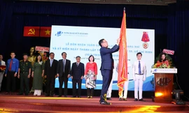 Thứ trưởng Bộ GD&ĐT Nguyễn Văn Phúc đại diện Nhà nước trao Huân chương Lao động hạng Nhì cho trường ĐH Mở TPHCM