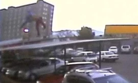 Camera của tòa nhà ghi lại cảnh Reyes rơi xuống từ ban công. Ảnh: Sky News.