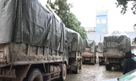 Các xe chở khoảng 60 tấn hàng bị tạm giữ *ảnh: Nguyễn Thái