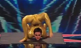 Kinh ngạc khả năng uốn dẻo của người phụ nữ 36 tuổi