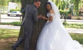 Nhờ bức ảnh cưới trên Facebook, vợ cả Simon phát hiện chồng lừa dối. Ảnh: Mirror.