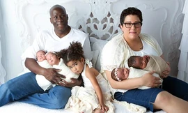 Gia đình chị Virginia và chồng Victor Johnson cùng với con gái Zoey (3 tuổi) và 4 bé tên Ava, Madelyn, Olivia và Victor. Ảnh: Caters News.