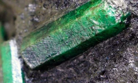 Các mảnh đá quý nằm trên phiến đá màu đen.