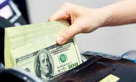 Cá nhân bán ngoại tệ tiền mặt tại TCTD được phép và Đại lý đổi ngoại tệ của TCTD được phép theo quy định hiện hành về quản lý ngoại hối.