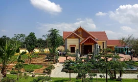 Ngôi biệt thự nhìn từ ngoài vào