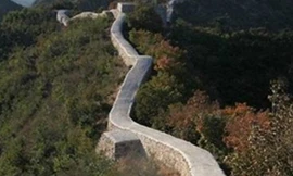 Một đoạn Vạn Lý Trường Thành bị bê tông hóa. Ảnh: BeijingNews