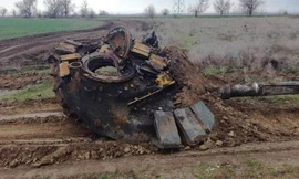 Đâm cột điện cao thế, xe tăng Nga nổ bay tháp pháo