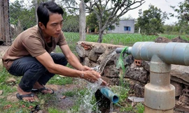 Nước giếng khoan tự phun tại gia đình anh Nguyễn Nhật Minh. Ảnh: Ngọc An/ Zing